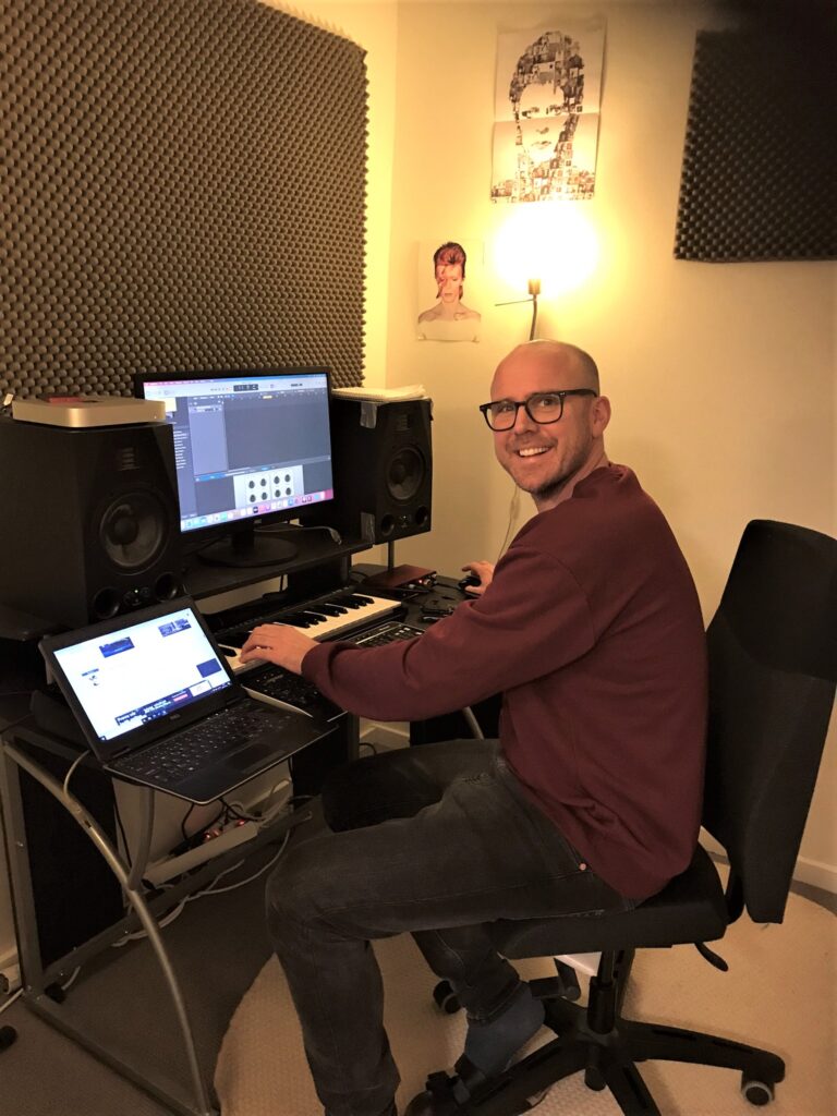 Olle i en musikstudio